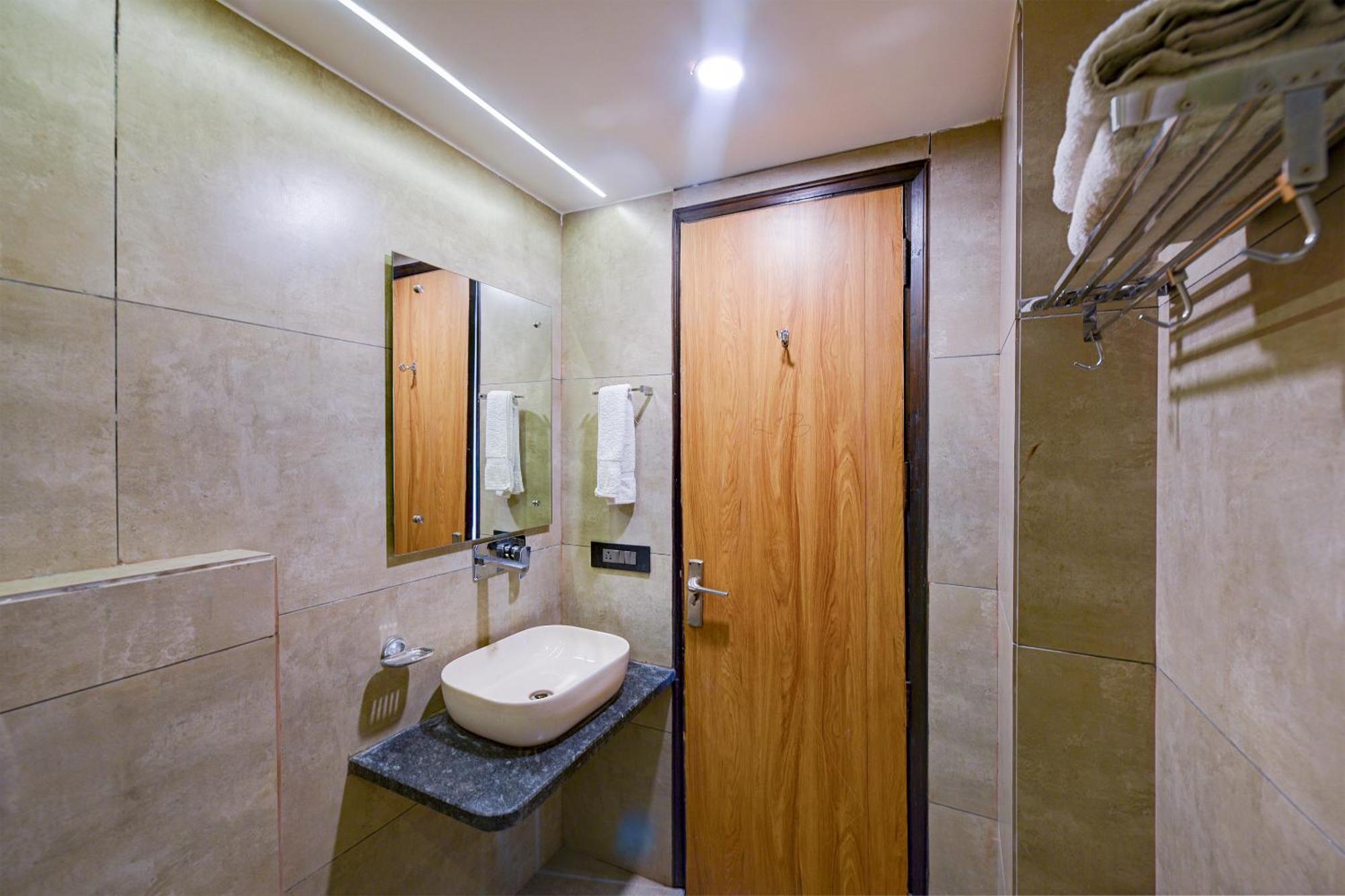 Hotel Sohana Palace Near New Delhi Railway Station And Connaught Place Екстериор снимка